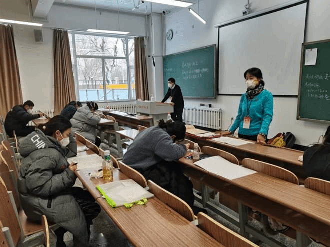 药学院药理教研室副主任班涛教授与基础医学院细胞生物学主任赵文然教授在监考