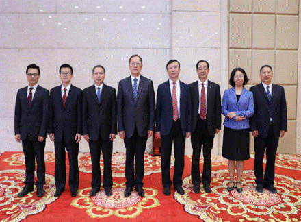 一群穿着西装的男人站在一起描述已自动生成