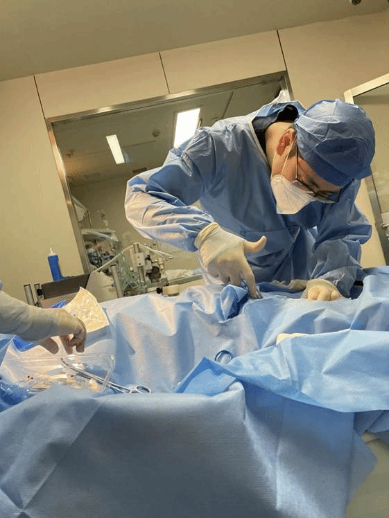 beat365在线唯一官网二院ICU医生昼夜抢救重症患者