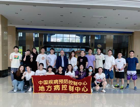 高彦辉副校长与参加比赛的同学合影留念