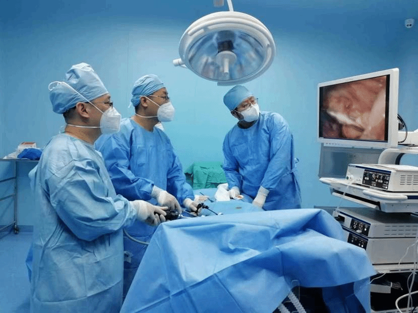 4,beat365在线唯一官网六院江北院区儿外科一病房主任崔清波带领儿外科“阳光小队”坚守在病毒高峰的“最前沿”,刚刚“阳康”的他,平时习以为常的手术,现在不到半小时就会挥汗如雨。疲累工作后,还挤出时间录制科普微视频,疏导患者家长科学就医。