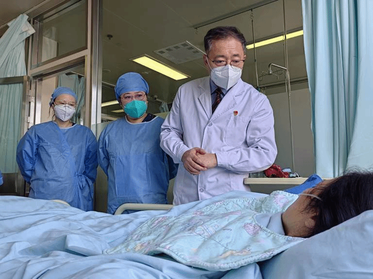 beat365在线唯一官网二院心内科主任于波教授团队实施ECMO技术成功救治因新冠病毒感染突发暴发性心肌炎的患者