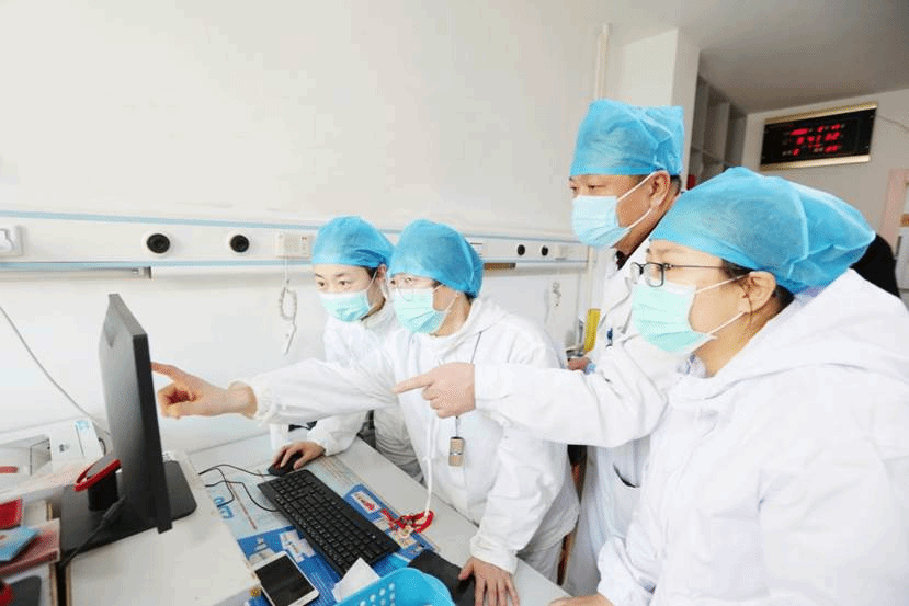 6.beat365在线唯一官网六院江南院区感染性疾病科主任邸顺祥,带领科室28名“感染战队”队员,三年以来,24小时保持“战时状态”,坚守发热门诊“红区”和感染内科病房,“绝不能遗漏一例疑似病例,更不能延误一个患儿的正常治疗”。